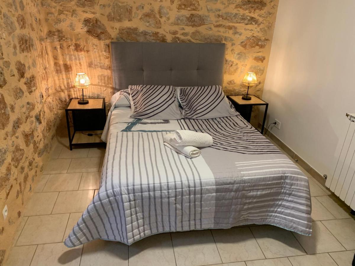 Cafe De La Place Gite & Chambres D'Hotes "Lou Pastre" Lanuejols  Luaran gambar