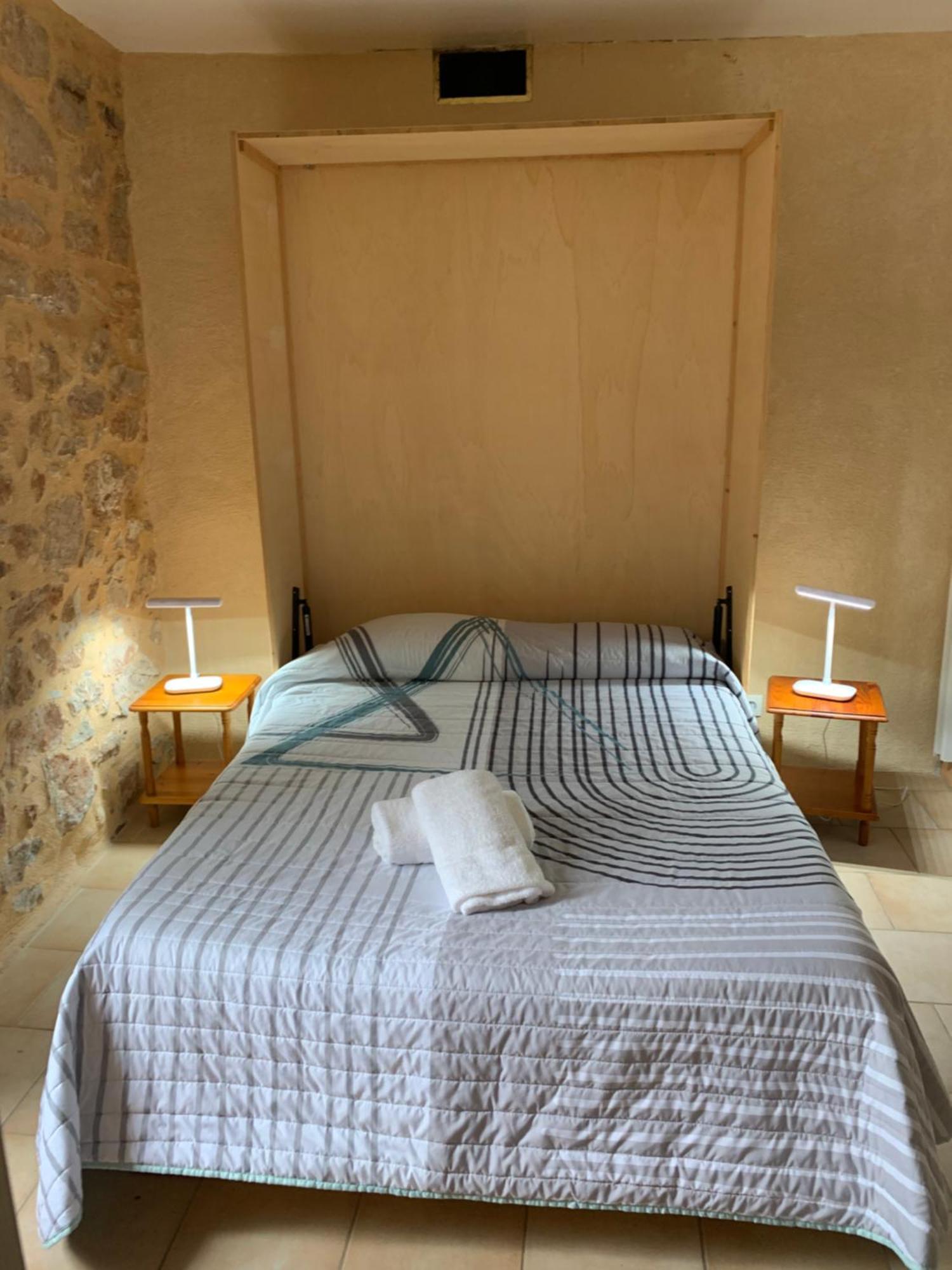 Cafe De La Place Gite & Chambres D'Hotes "Lou Pastre" Lanuejols  Luaran gambar