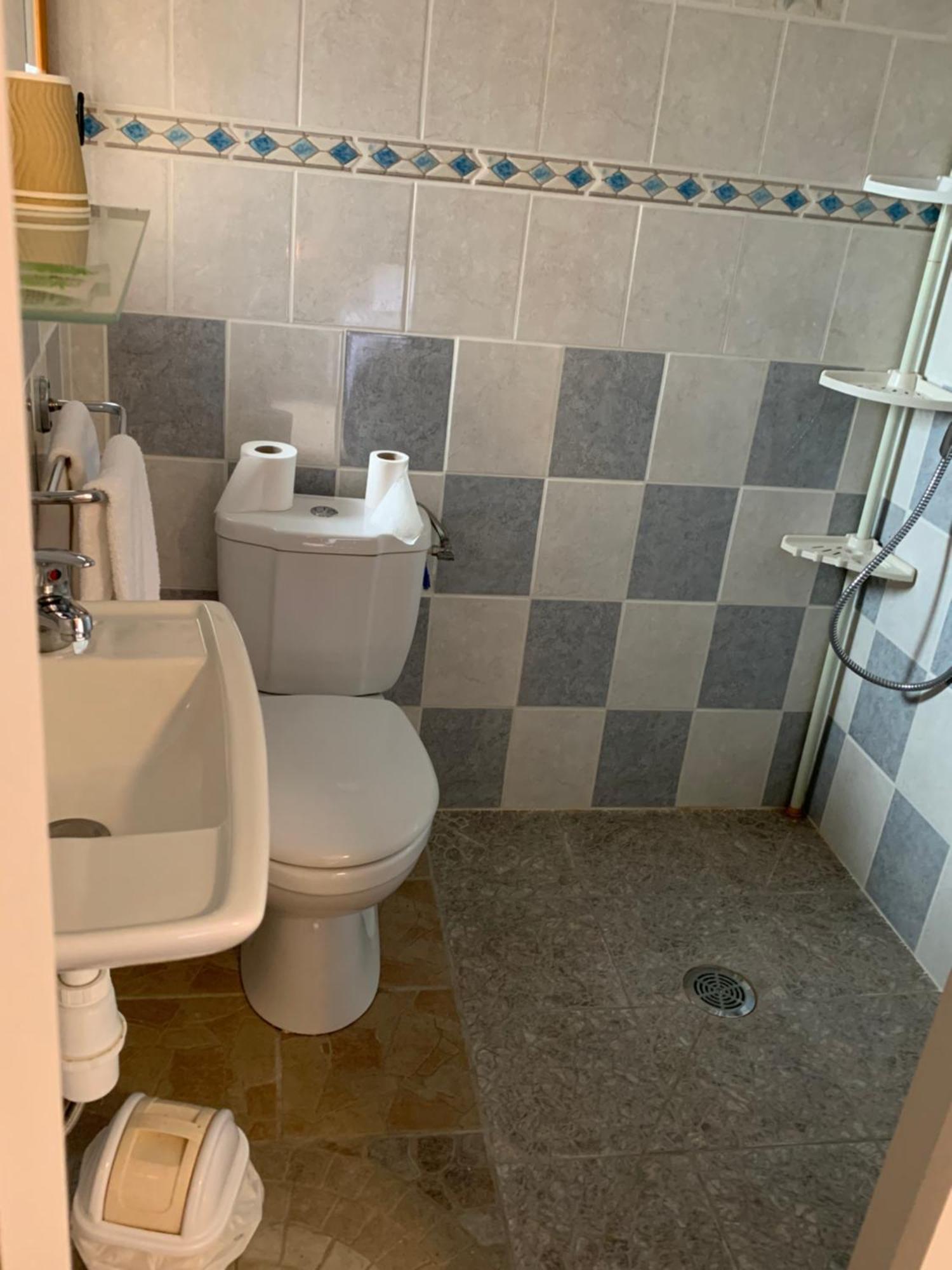 Cafe De La Place Gite & Chambres D'Hotes "Lou Pastre" Lanuejols  Luaran gambar