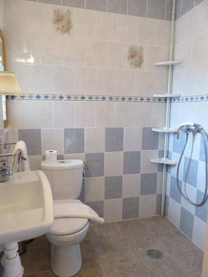 Cafe De La Place Gite & Chambres D'Hotes "Lou Pastre" Lanuejols  Luaran gambar