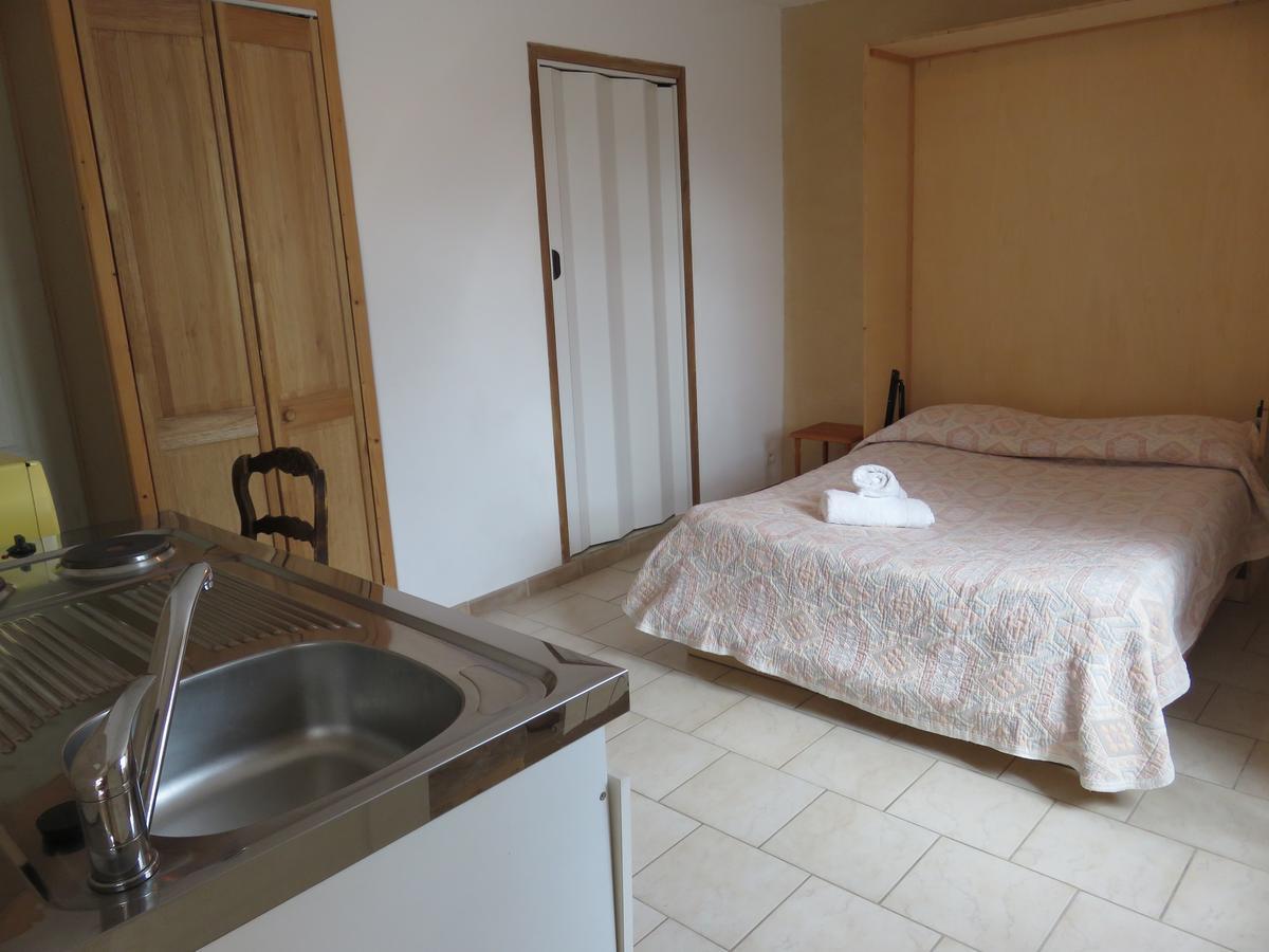 Cafe De La Place Gite & Chambres D'Hotes "Lou Pastre" Lanuejols  Luaran gambar