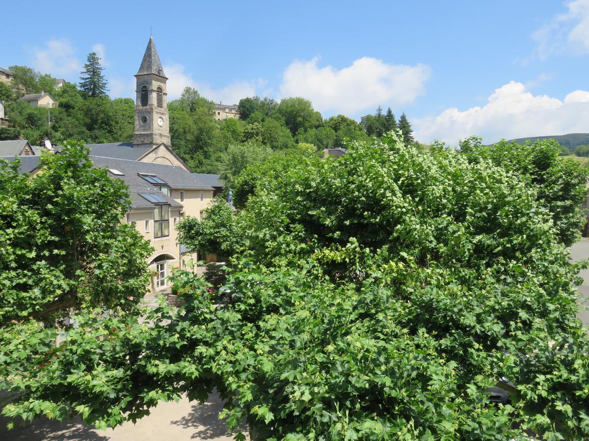 Cafe De La Place Gite & Chambres D'Hotes "Lou Pastre" Lanuejols  Luaran gambar