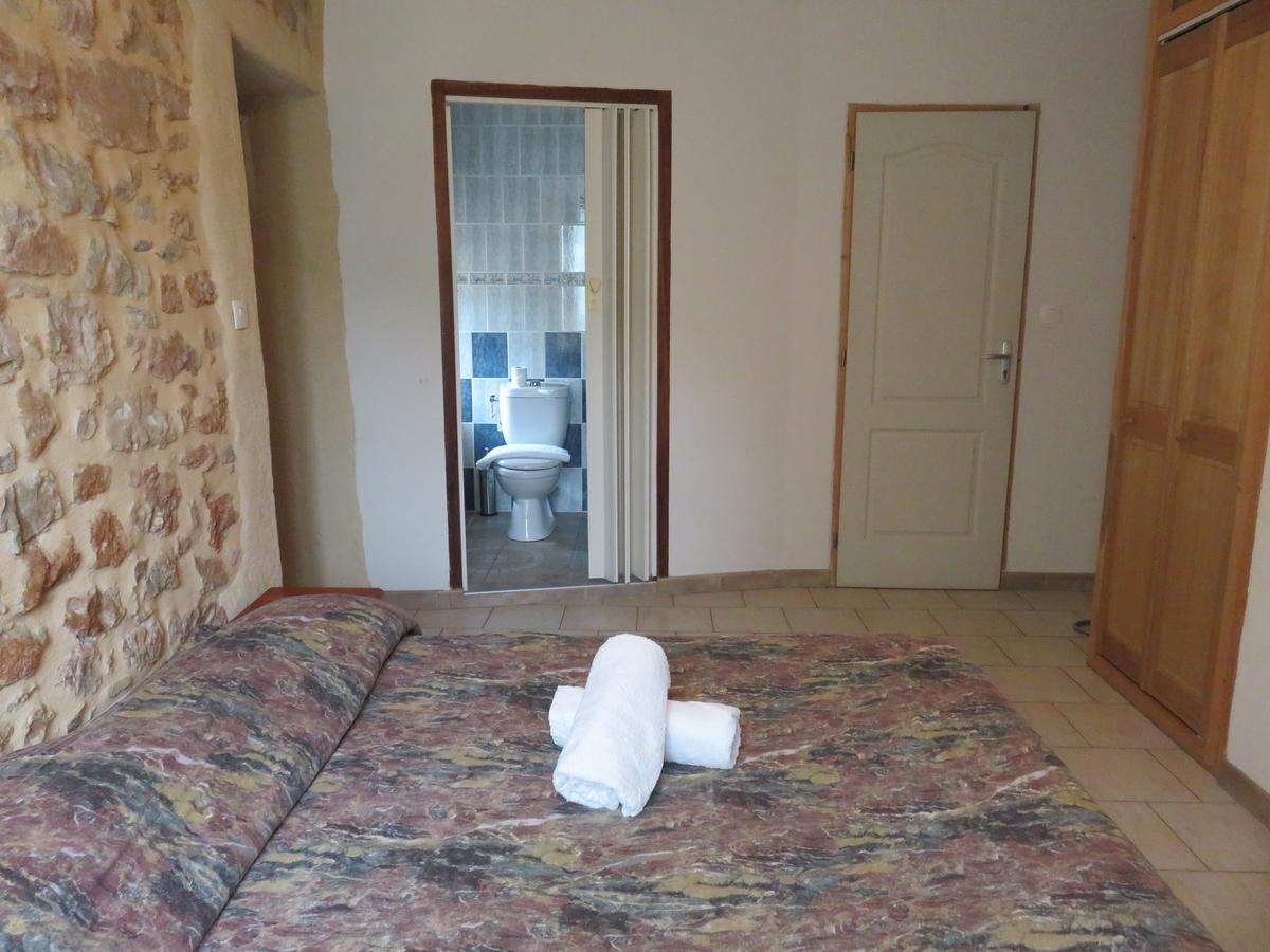 Cafe De La Place Gite & Chambres D'Hotes "Lou Pastre" Lanuejols  Luaran gambar